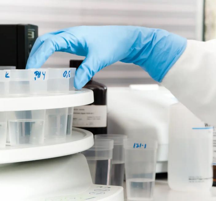 Guante desechable de nitrilo de alta resistencia Granberg 951, 30 cm, acabado texturizado, 11,5 gr, 0,20 mm espesor